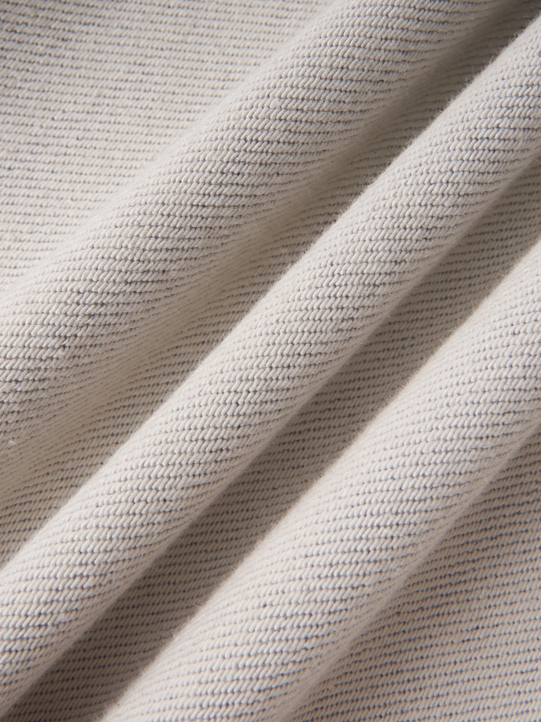 汗臭い服に効果的な素材は何か？高級感あるコットン素材のショートパンツが解決
