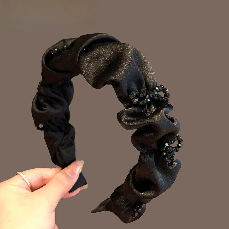 丸顔に見えるヘアアレンジを簡単にするには？黒のパール付きプリーツヘアバンドがおすすめの理由