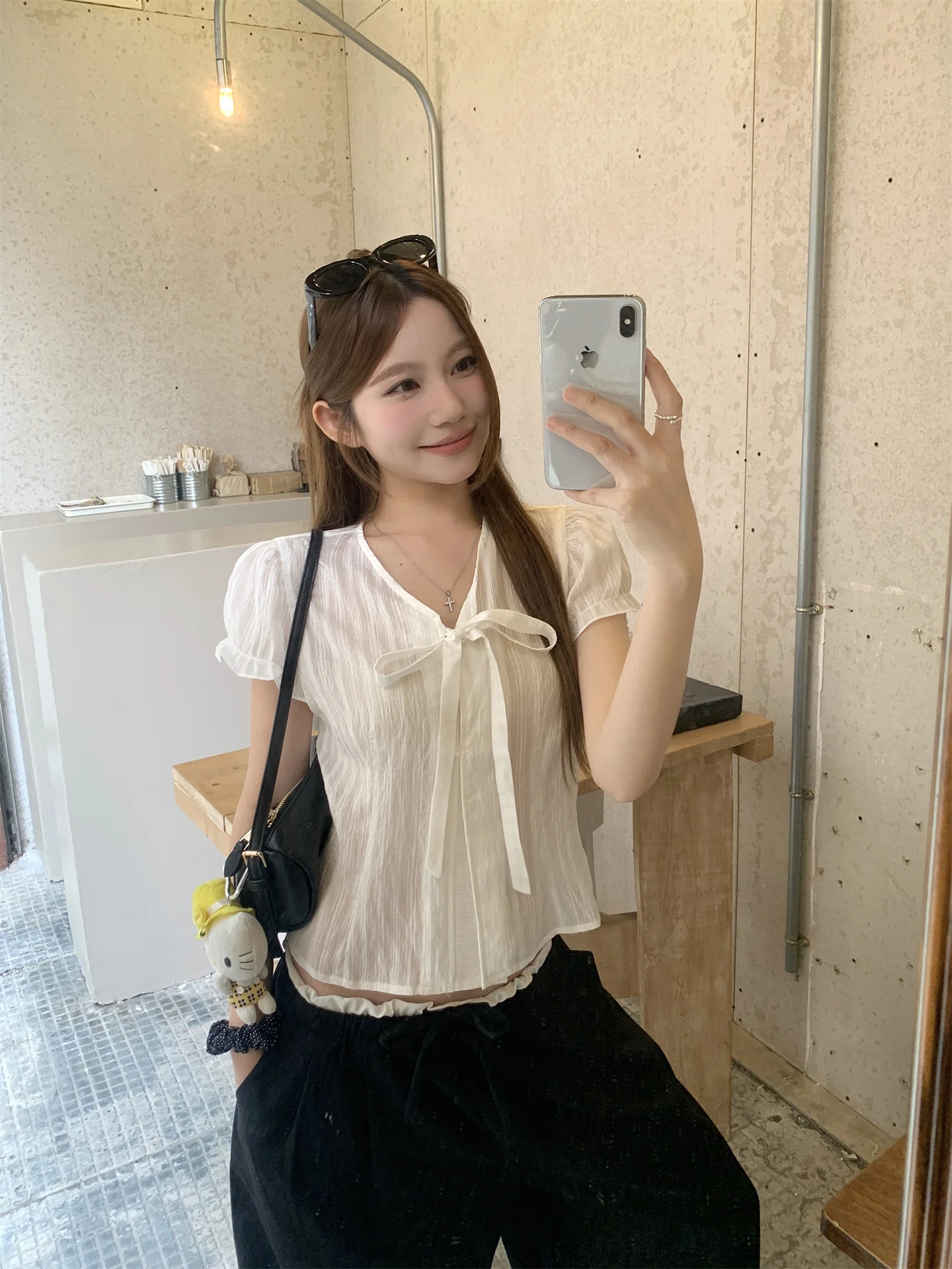 バタフライリボン付き短袖シャツとワイドパンツセット：トレンドフェミニンの夏スタイルを実現