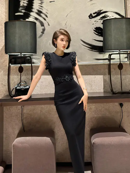 立体刺繍入りフィット感のある短袖ワンピース【ローマ布・フランス風】