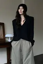 ホワイトニットトップス【Vネック・ゆったりシルエット・春秋用・薄手】