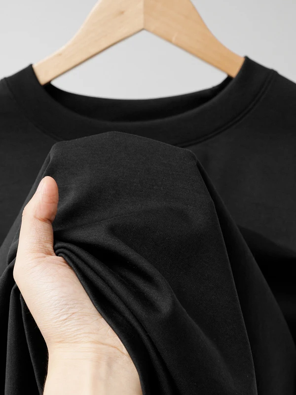黒Tシャ ツの色落ちは本当に避けられないの？搭念の長袖ブラックTシャツが解決する理由