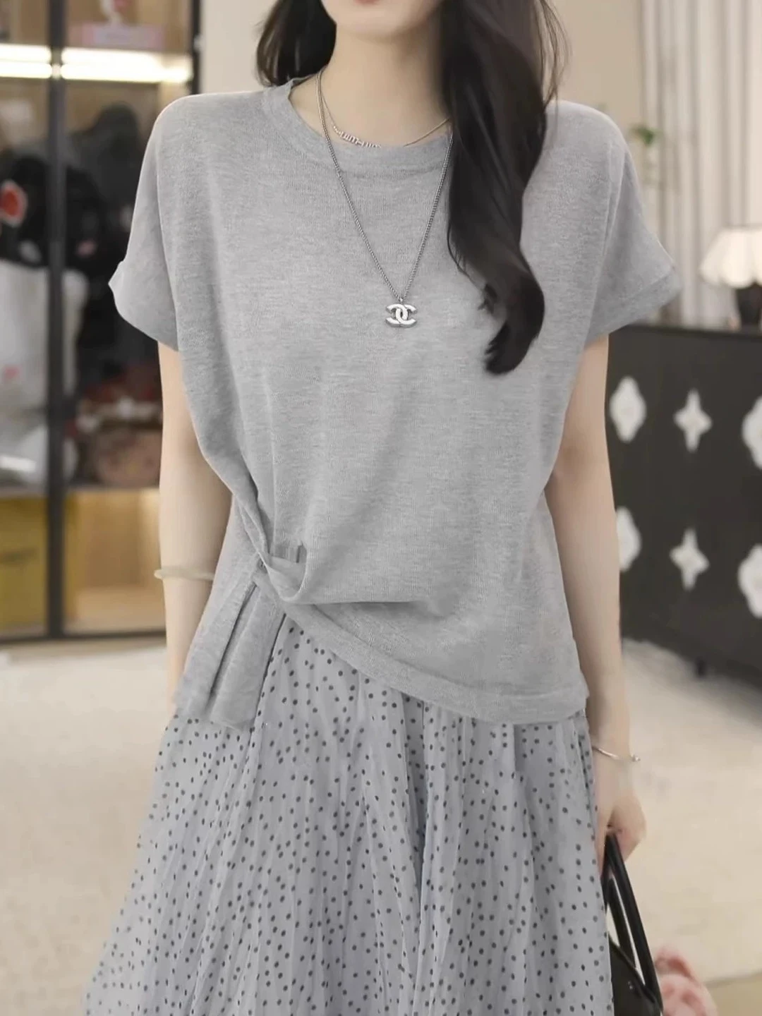 「tシャツイン」は本当に夏に着るべき？デザイン性のあるニット短袖Tシャツが解決するリアルな悩みとは