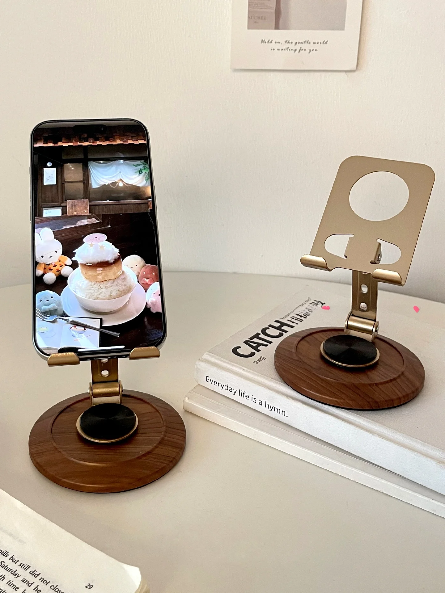 iPad 4K再生に最適な360度回転スマホスタンドの実用性と使用シーン