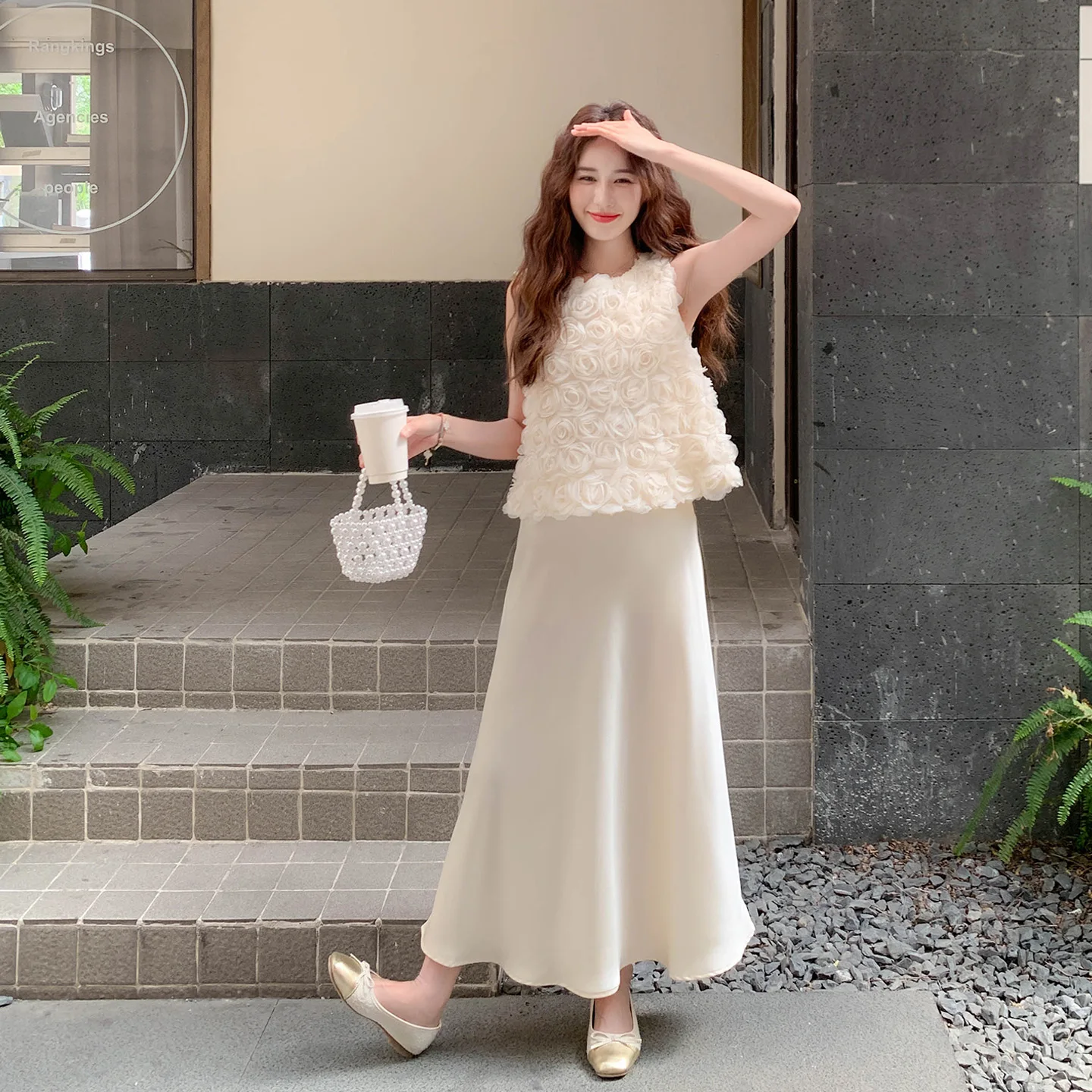 20代後半の夏に着るべき「立体花柄ノースリーブトップスとハイウエストスカート」は？