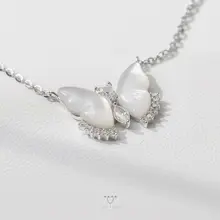 美しいデザイン！蝶のモチーフの母貝ロックリンケージネックレス【軽やかで上品】