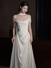 シンプルな白のサテン製ウェディングドレス【オフショルダー・高級感・ヴィンテージ風デザイン】