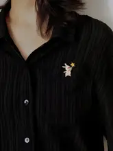 インディアシルク製 ハンド刺繍ウサギブローチ【高級感・個性的・ファッションアクセサリー】