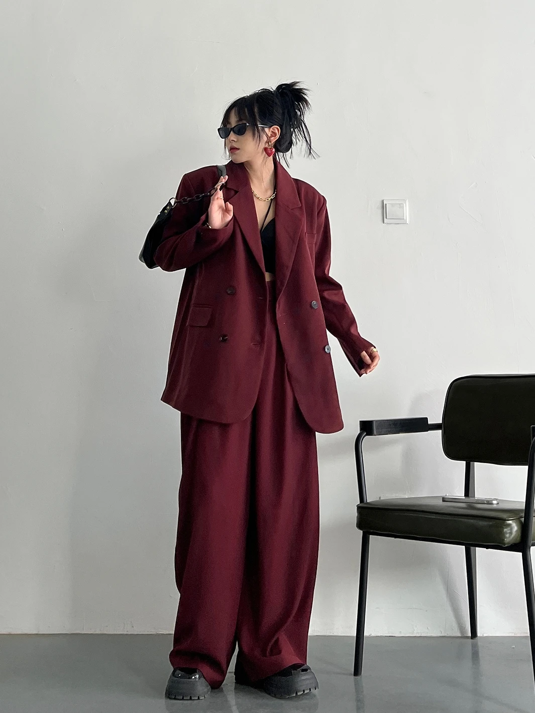 ユニクロ スーツ セットアップ：ワインレッドの小西服が秋の通勤に最適な理由
