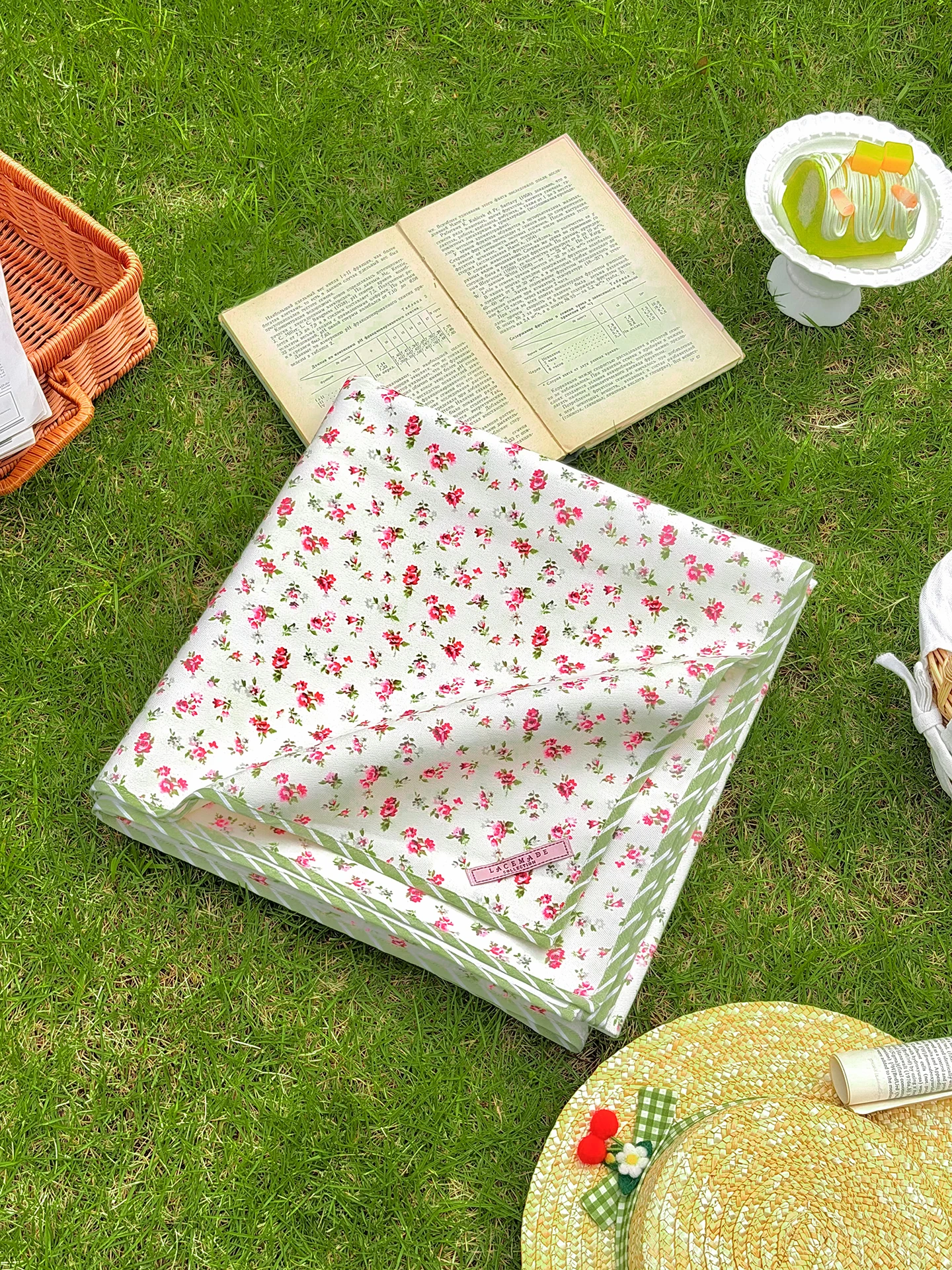 アウトドア100均で買えるおすすめアイテムはどれ？花柄ピクニックマットが本当に使えるのか？