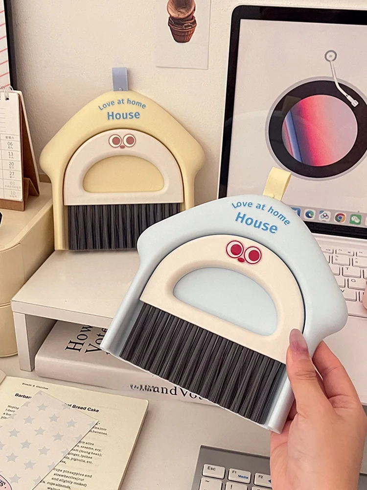 掃除道具をコンパクトに収納するなら、ミニデスク用ほうきセットは本当におすすめ？