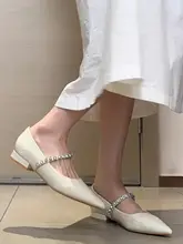 米白色の漆皮スリッポンパンプス【水晶ストラップ・低ヒール・マリージェーン】