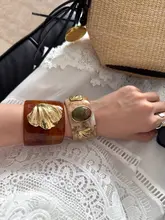 デザイン性の高い琥珀色の幅広アクリルブレスレット【宝石内蔵・扇貝樹脂製】