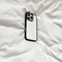 優しいロマンティックな薄い米色の小花デザイン iPhone用ケース【対応機種: 13/14/15/16/17 Pro Max】