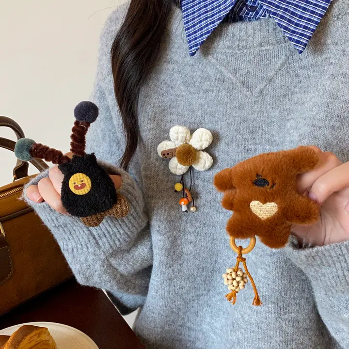 可愛いカートゥーン花モチーフブローチ【女性用・フワフワなデザイン・DIY装飾アクセサリー】