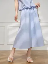 デザイン性のあるノースリーブトップスとスカートのブルーコーディネート（セットアップ対応）
