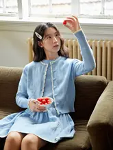 学院風の月牙型裾デザインニットカーディガンとプリーツワンピース【二点組・フロントボタン】（セットアップ対応）