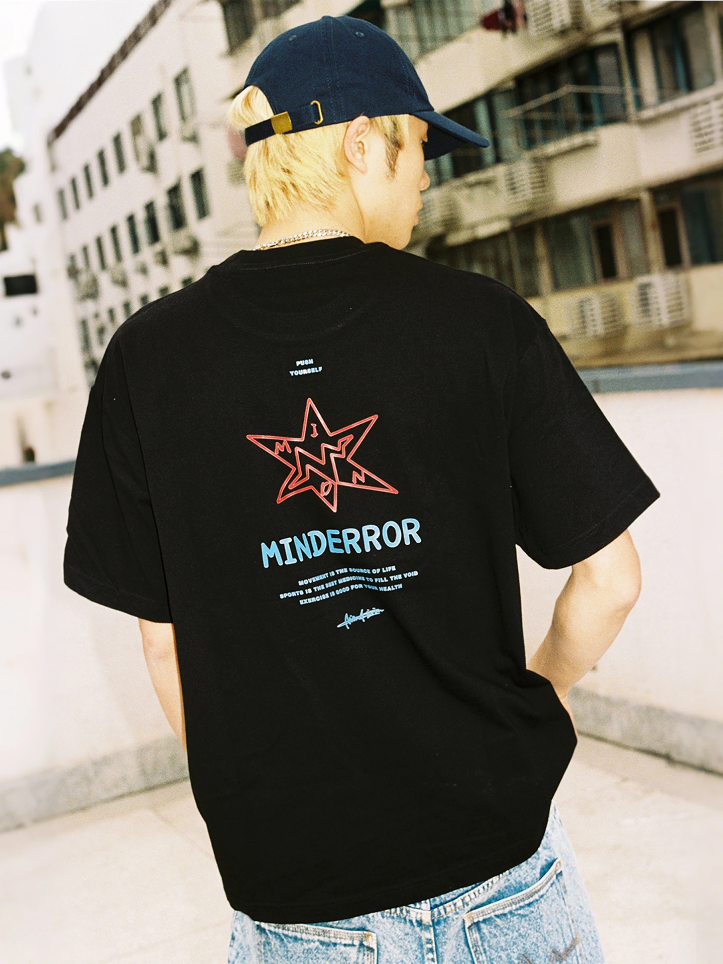 夏のメンズTシャツで迷うなら、赤い星柄が救う理由は？