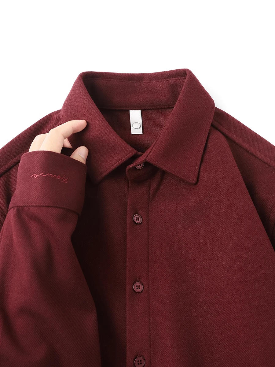 春の通勤服にどんな色が合う？ワインレッドの長袖シャツが解決する、季節感とスタイルのバランス