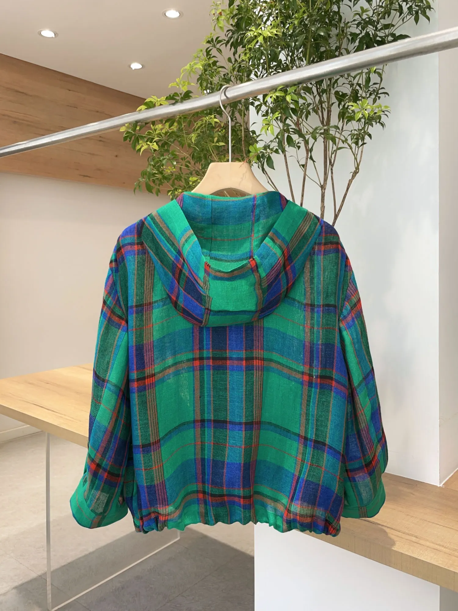 22℃の日に着る服は、本当に「涼しくて軽い」もので決まる？
