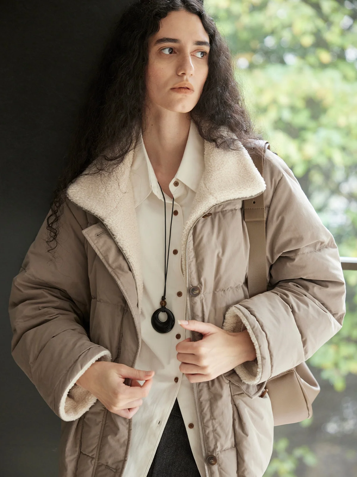 ダウンジャケットのサイズ感は本当に大切？moofeelのフェイクファー付きダウンジャケットで解決する3つのポイント
