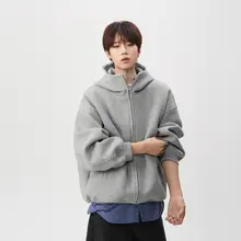 重厚感のあるフード付きパーカー【秋用・デザイン性・カジュアル】