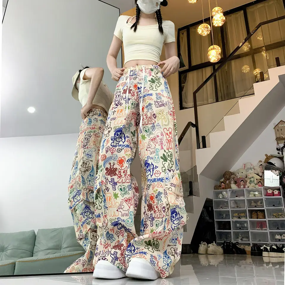 ゆったりとしたデザインのワイドレッグカーゴパンツ【女性用・ストリートスタイル・カジュアル】（セットアップ対応）
