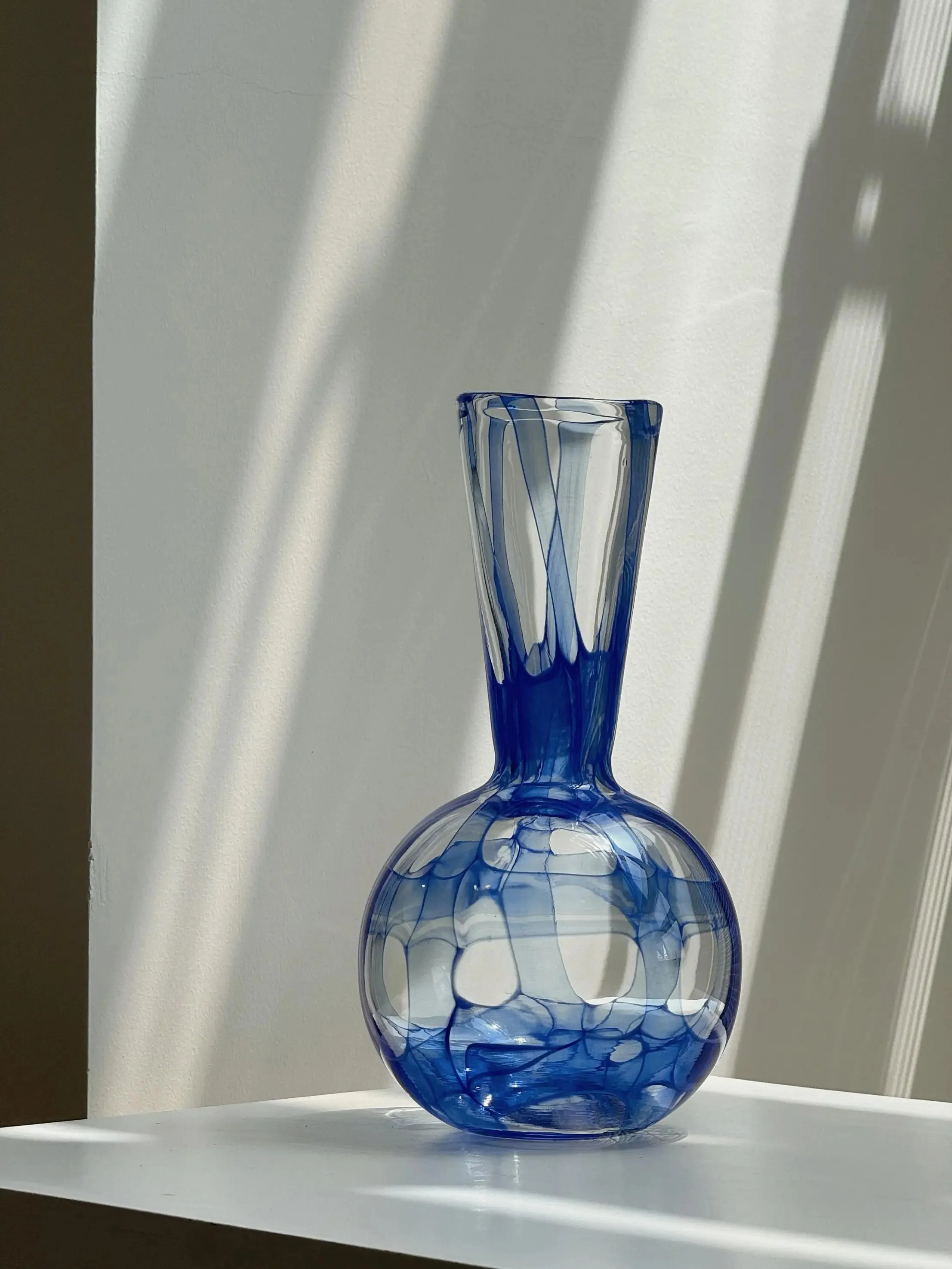 花瓶 デスクフラワー ガラス 波浪模様 手作り 重厚感：波紋デザインの台面花瓶が実際どうなのか