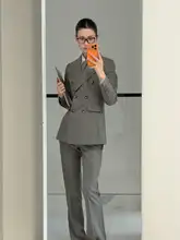 グレーのダブルブレストスーツ【通勤用・ハイウエスト・フレアパンツ・デザイン性に優れた】（セットアップ対応）