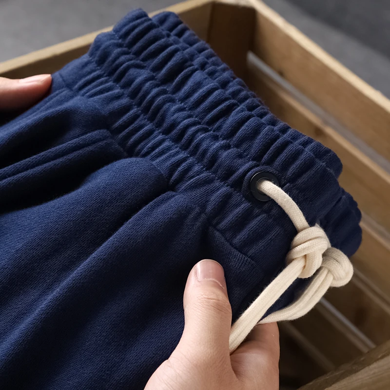 落ち着いた青色の厚手フリーススウェットパンツ：レトロカジュアルスタイルの日常着としての実用性