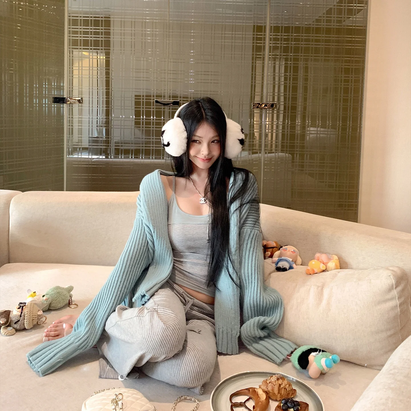 ボーダー 大人コーデ おすすめアイテム：感のあるニットカーディガンとストライプのワイドパンツ
