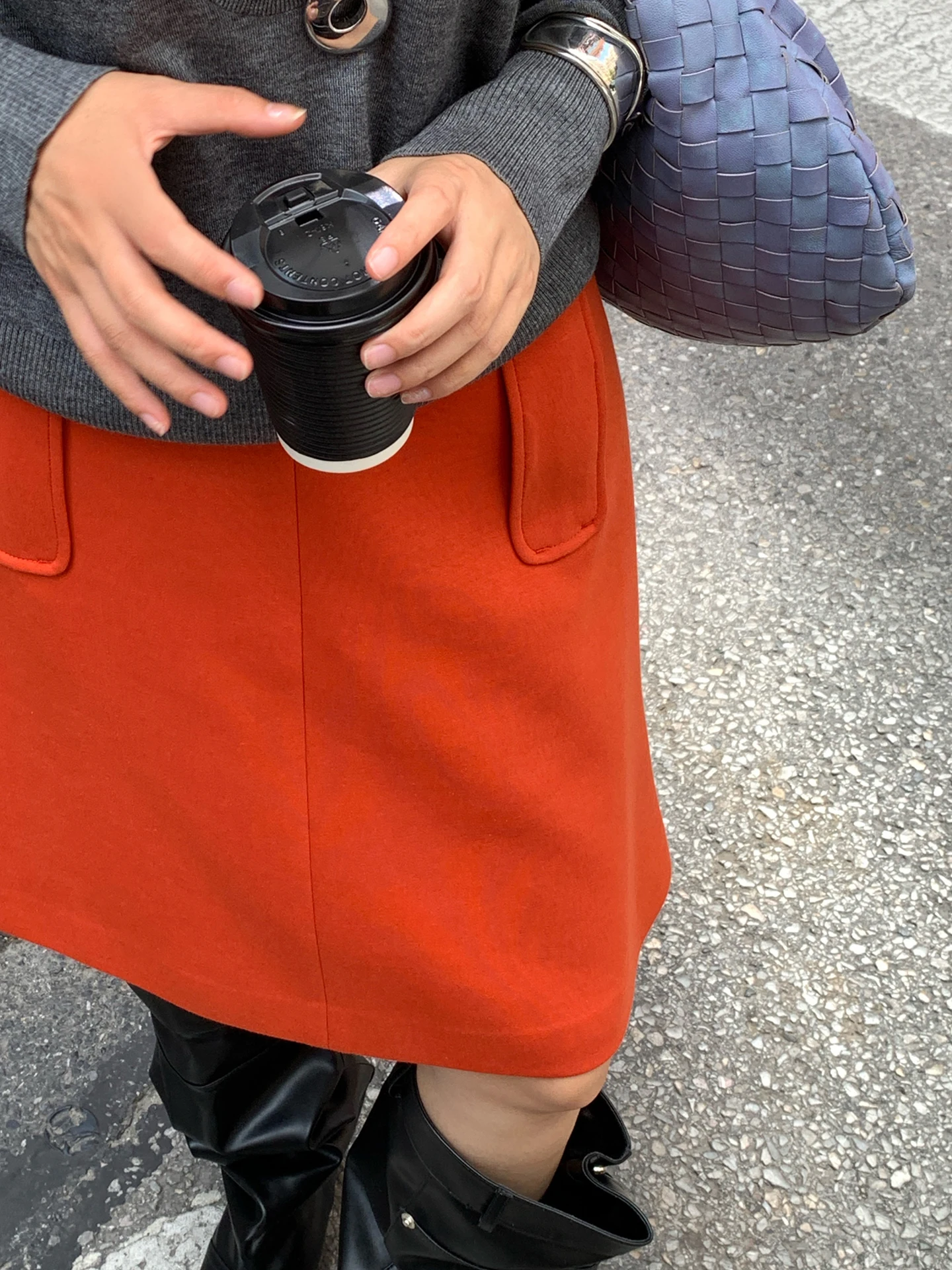 赤いスカートを着る40代女性に、今こそおすすめの「オレンジ色Aラインスカート」は？
