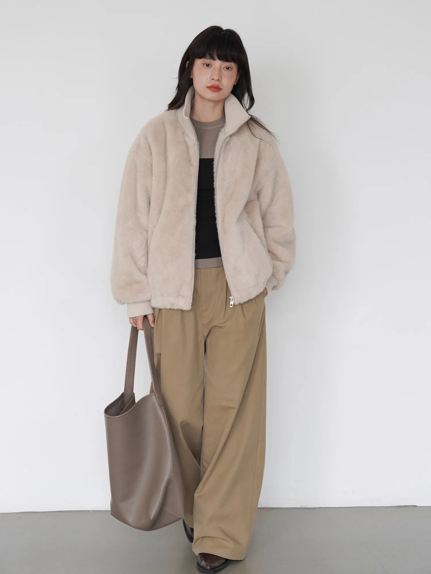 カーゴパンツ コーデ レディース 完全ガイド｜通勤に使える細身効果のストレートワイドレッグ