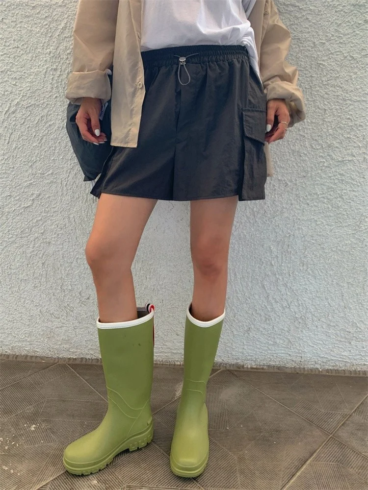 夏用防滑防水ブーツ：シンプルデザインでカジュアルな女性向けの通勤・日常使い