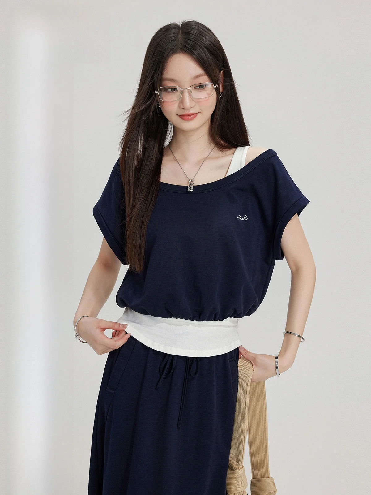 tシャツ 2枚重ねで失敗しないスタイルは？デザイン性のある二重構造トップスが解決する