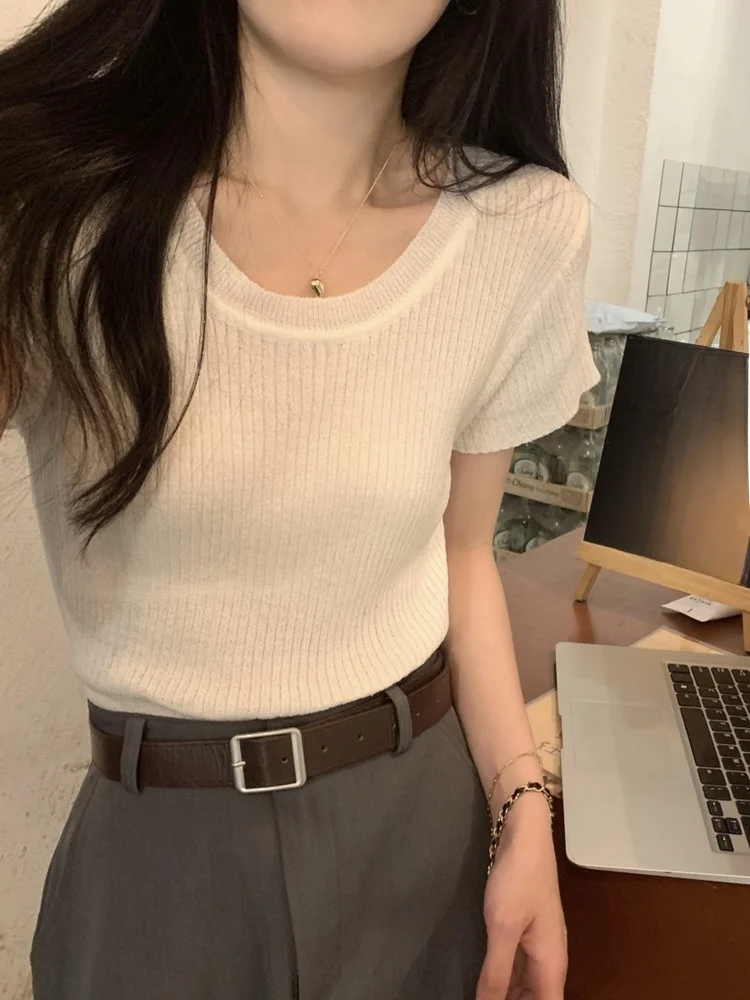 夏にぴったりの低めのネックライン 白色短袖ニットTシャツの着用温度とシーン
