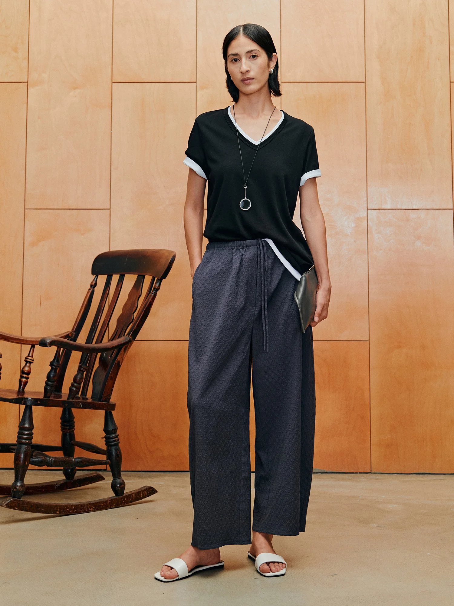 8月末に着る服の色やスタイルは？法式リラックススタイルのベストとパンツが解決する季節の悩み