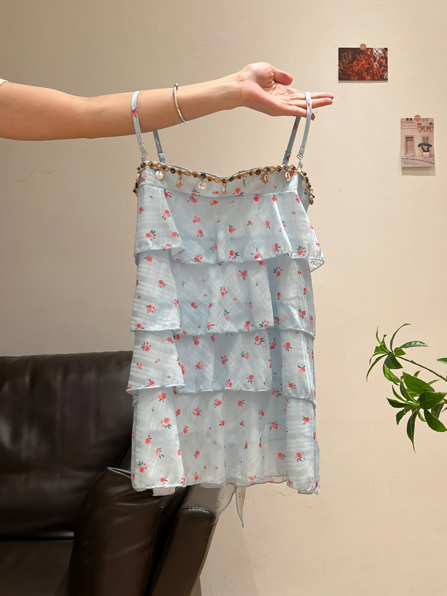 きれいめコーデの夏をどう選ぶ？30代女性が実際につかう「ブルーの花柄ノースリーブキャミソール」の真実