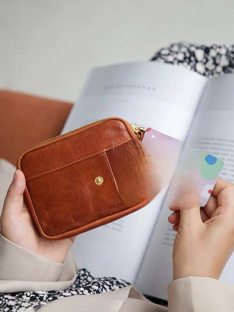 ラウンドファスナー ミニ財布 おすすめモデル：本革製レトロ小銭入れの実用性と使い方