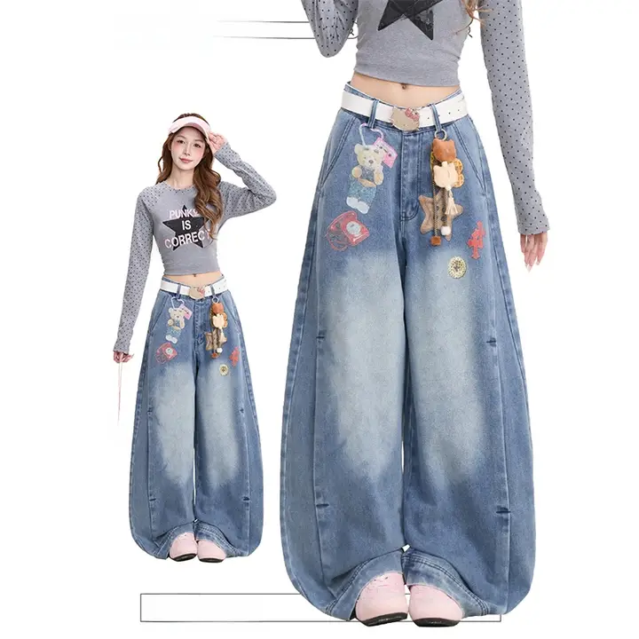 クマ柄プリントのワイドレッグデニムパンツ【ハイストリート・ヴィンテージウォッシュ・フィット・テーパー】（セットアップ対応）