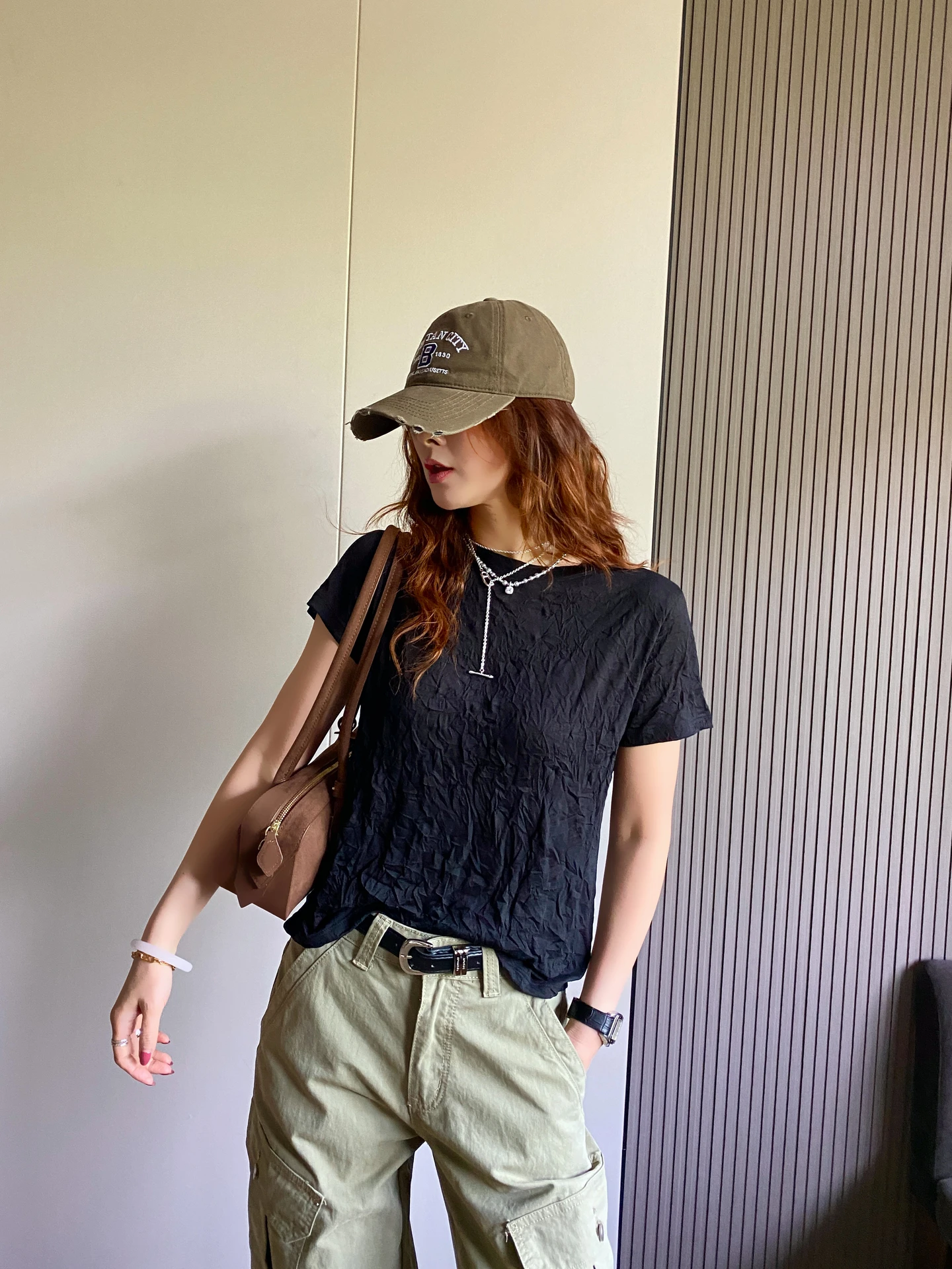 デザインのある皺加工天絲短袖Tシャツ：40代女性の夏カジュアルコーデに最適なスリムフィットスタイル