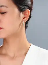 海のようなブルーの宝石を使用した925銀製イヤリング【シンプルでエレガント・通勤用】
