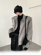 個性的なデザインのショートジャケット【肩パッド・メタリック仕上げ・ノーカラースタイル】