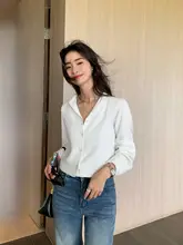 Vネック長袖白シャツ【春秋用・デザイン・女性用】