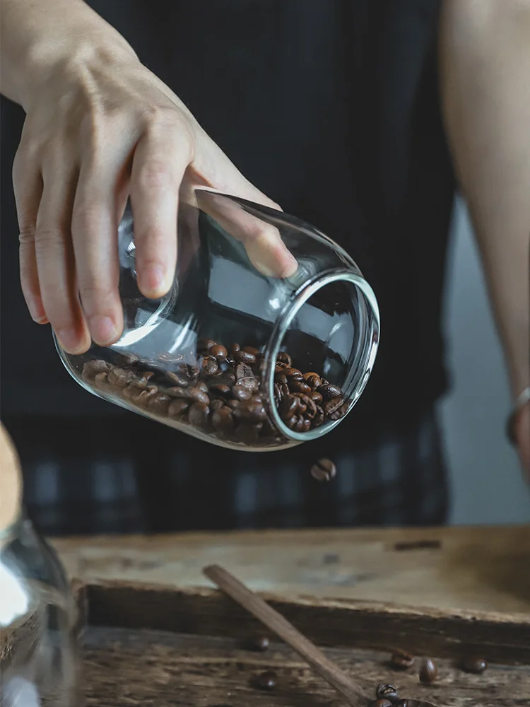コーヒー豆を大切に保管するための容器は、本当に「木製」か「プラスチック」か？