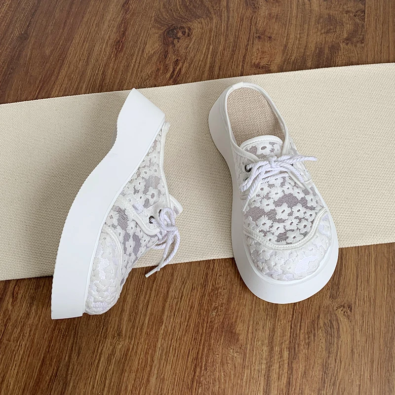 厚底包头ミュールサンダル：通気性と刺繍メッシュで夏の日常を快適に
