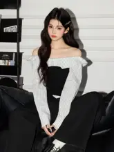 ストライプ柄の一字肩シャツ【デザイン性とスタイルアップ】