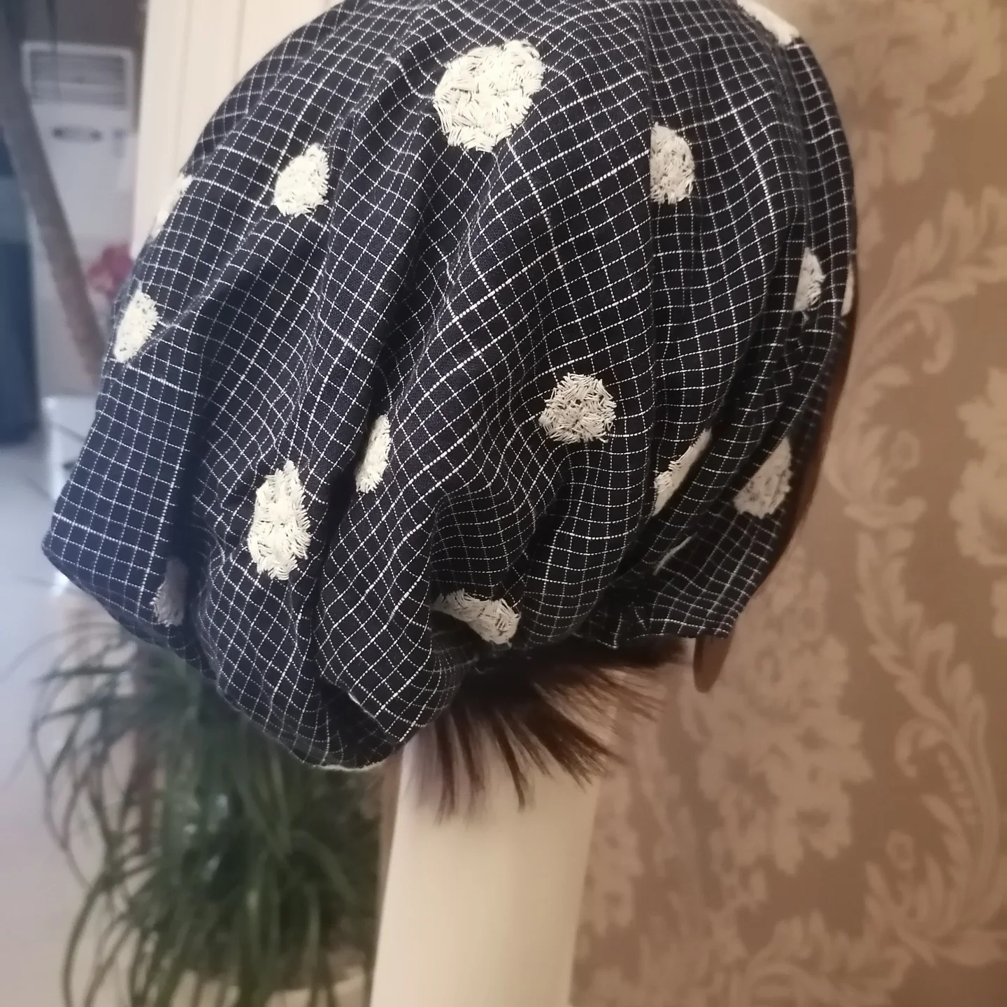 手刺繍のポンポンデザインビンテージ女性帽子：春夏ファッションに最適な個性的な包頭帽