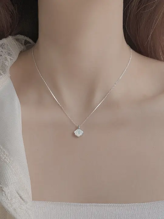 925純銀製のパールネックレス【軽やかなデザイン・鎖骨チェーン・女性用】