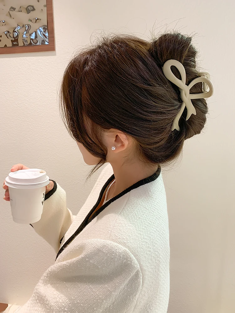 リボンデザインのヘアクリップ：多髪対応で女性の日常ヘアアレンジを支える